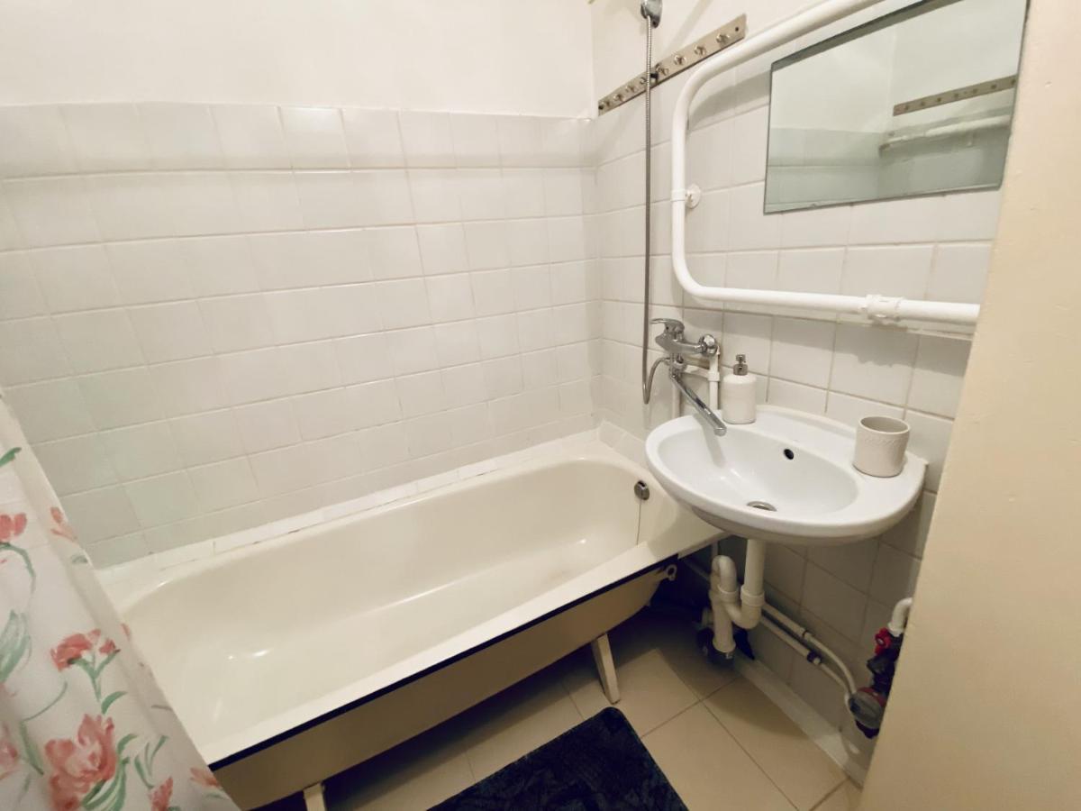 Spacious 3-Room Apartment & Parking Riga Esterno foto