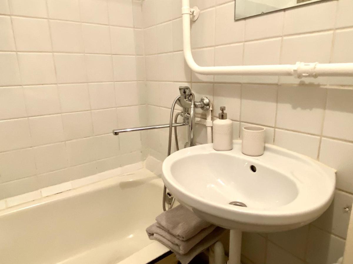 Spacious 3-Room Apartment & Parking Riga Esterno foto
